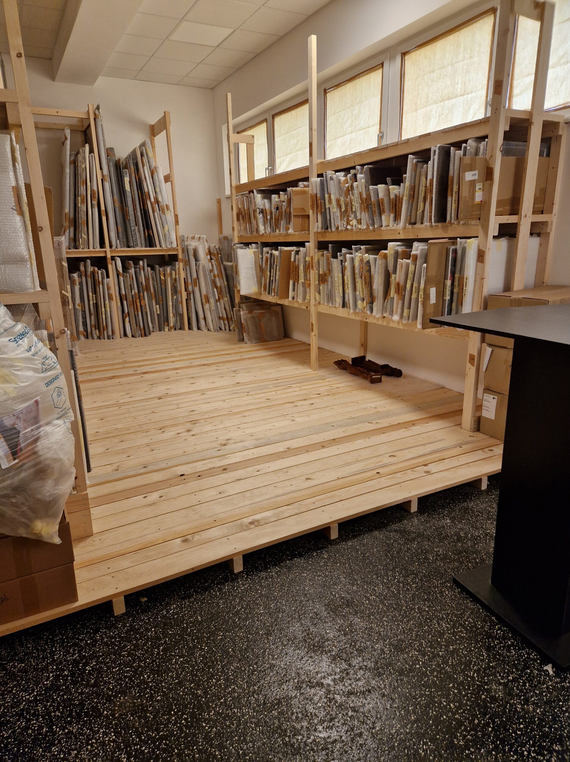 Eine entspannende Yogastunde zwei Männer praktizieren Yoga