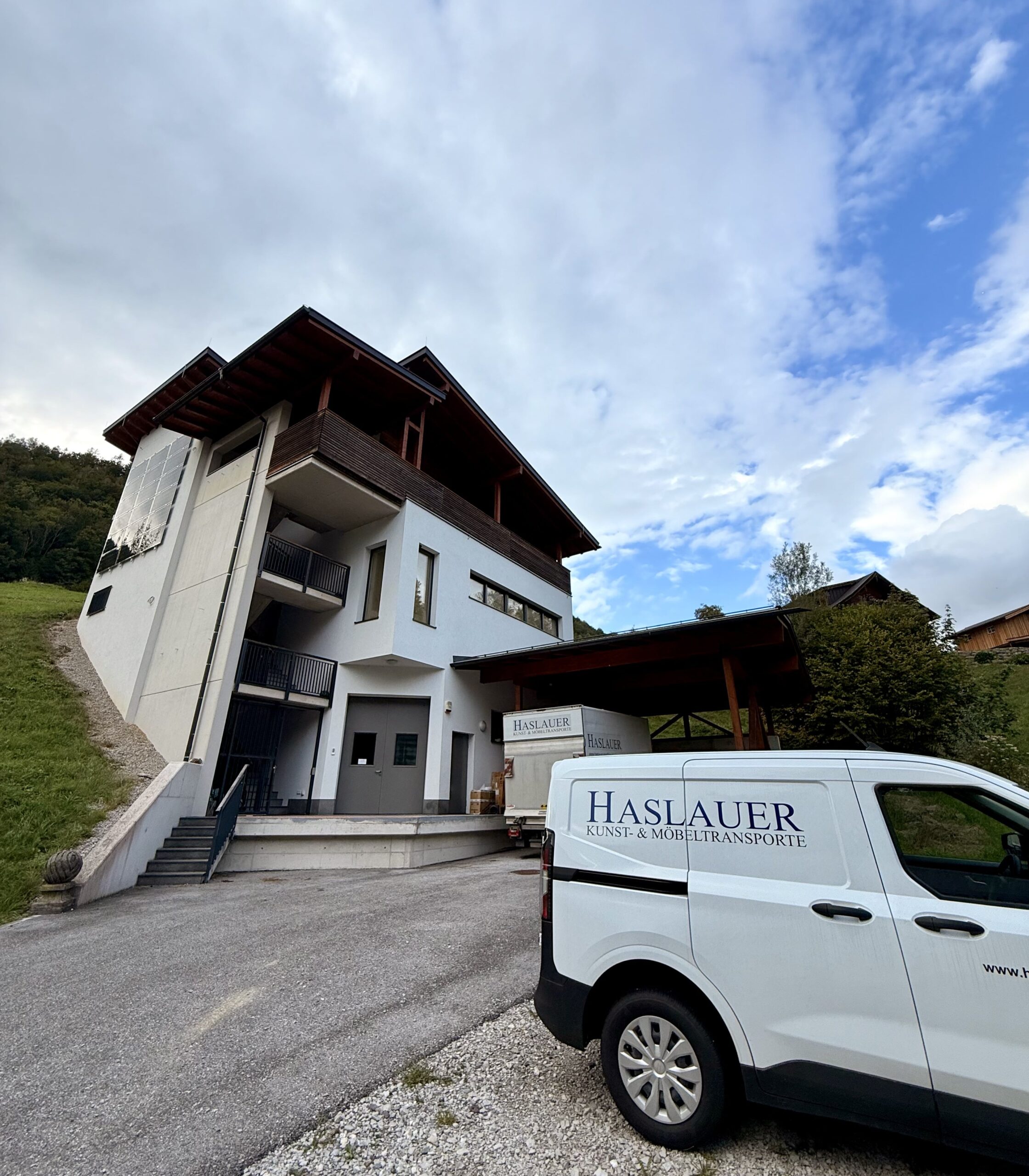 Eine entspannende Yogastunde zwei Männer praktizieren Yoga